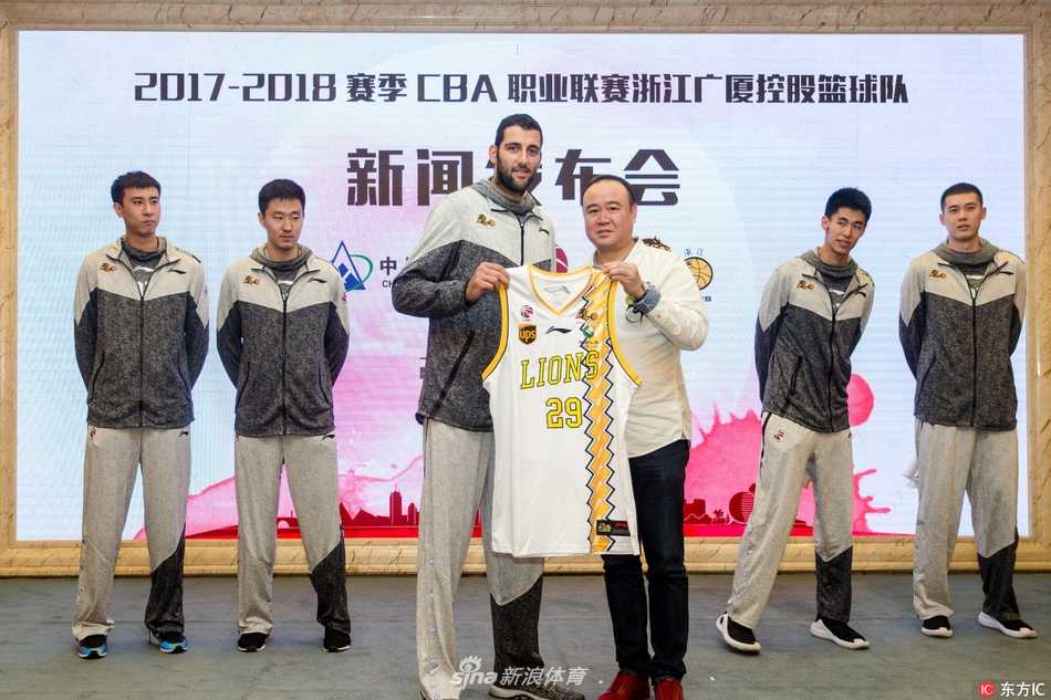 浙江广厦誓师新征程,续约春哥五年剑指总冠军 胡金秋与队友在发布会尾声即兴尬舞,轻松搞怪的表情展现了球队年轻活力的另一面