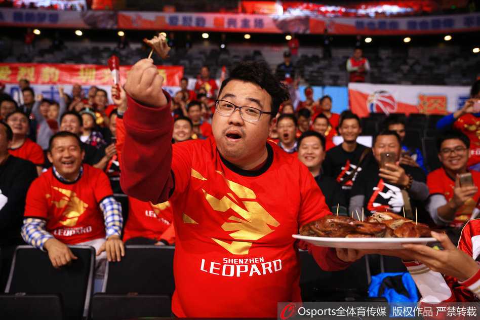 深圳主场气氛热烈，一位漂亮的篮球宝贝先拿起一块烤鸭尝了尝，随后用诱人的表情看向镜头，仿佛在问球迷：想不想也为胜利来一口？