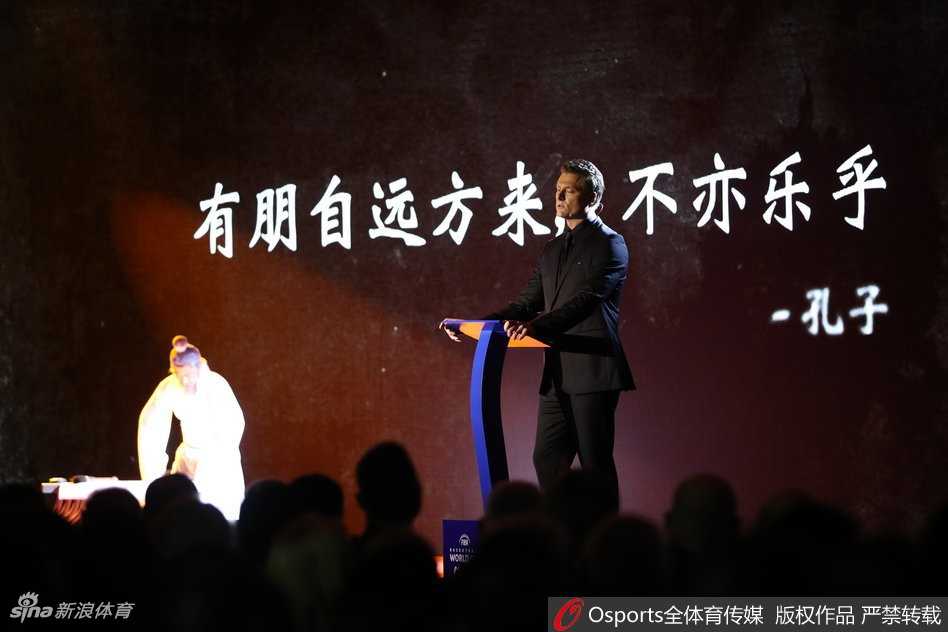 篮协主席姚明在广州塔的观景台上，面带微笑地发表致辞，身后是璀璨的珠江夜景，这位中国篮球的领航者正以主人的身份向世界发出邀请。