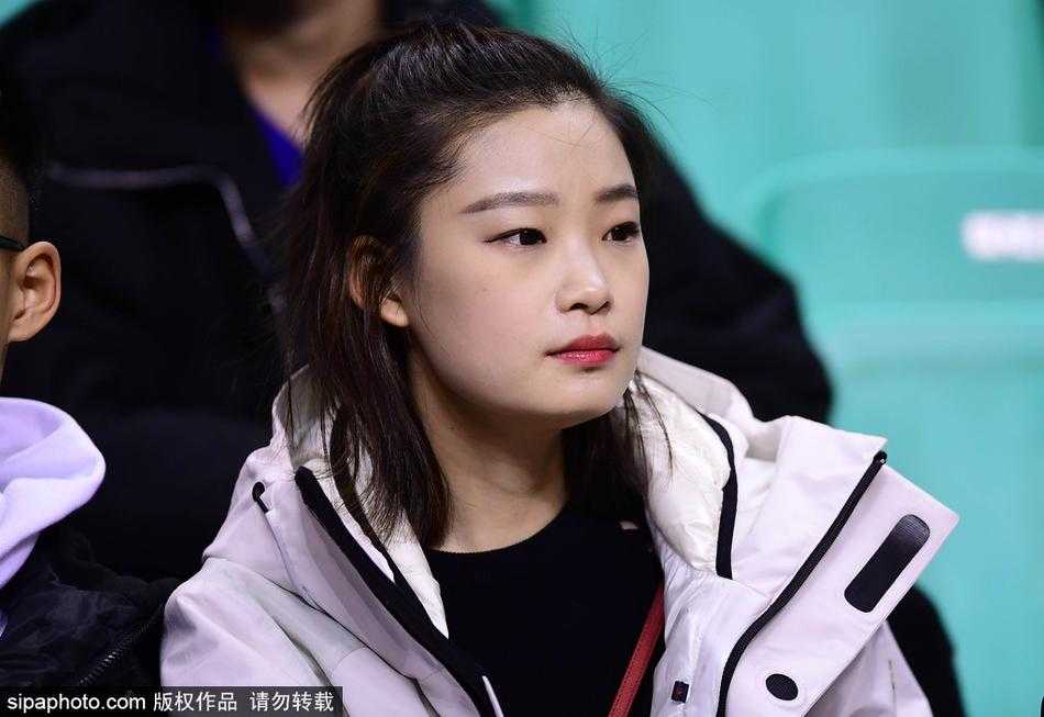 比赛进入胶着状态，孙婉晴的表情也随之变得凝重起来，她紧紧抿着嘴唇，目光紧紧锁定在正在运球的辽宁队员身上，此刻的她已经完全沉浸在紧张激烈的比赛氛围中。