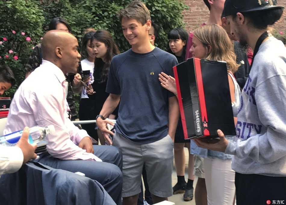 马布里在纽约大学演讲现场，身穿休闲装，眼神坚定且充满温情，正向台下学生们讲述自己在中国打球的经历。